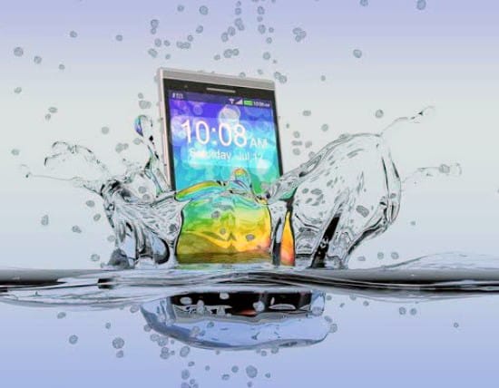 Água do mar e água com produtos de limpeza são bem mais nocivas para o aparelho celular, porém, qualquer tipo de água se deve ter o mesmo cuidado.